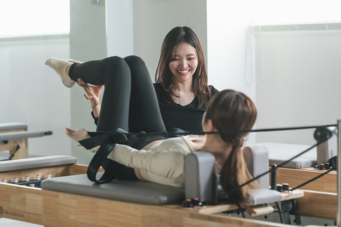 マシンピラティス、パーソナルレッスンとグループレッスンのメリット、デメリット
